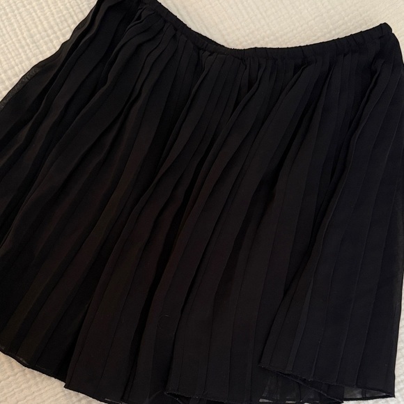 Frenchi Elegant Black Pleated Mini Skirt - Picture 3 of 7